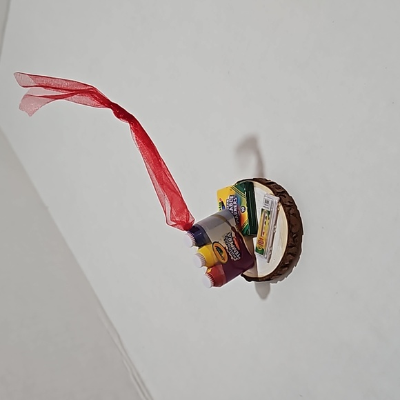 Crayola art supplies ornament - Picture 3 of 3